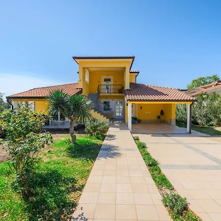 Charming Lavanda With Pool