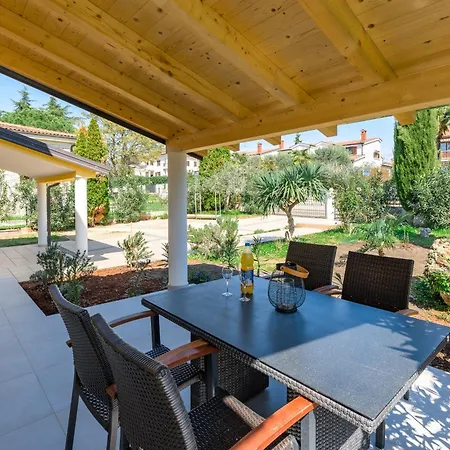 Charming Lavanda With Pool Kukci