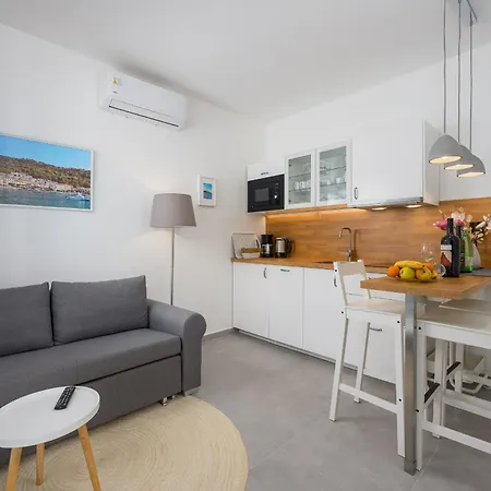 Charming Lavanda With Pool Kukci