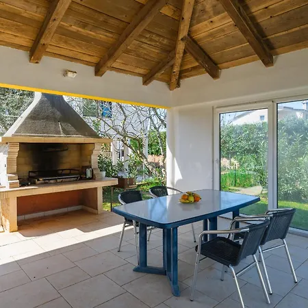 Charming Lavanda With Pool Kukci