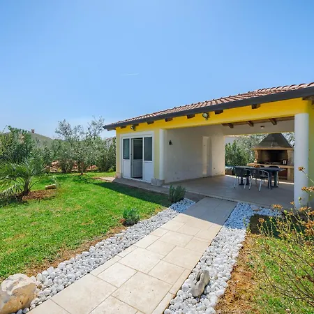 Charming Lavanda With Pool