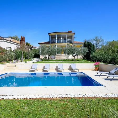 Charming Lavanda With Pool Kukci